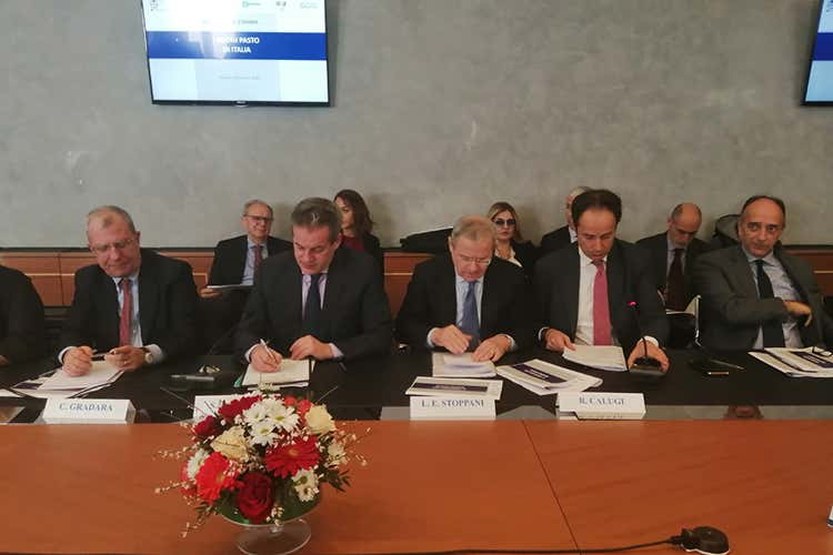 Le associazioni riunite al tavolo questa mattina (Buoni pasto, l'ira dei ristoratori «Riforma o non li accettiamo più»)