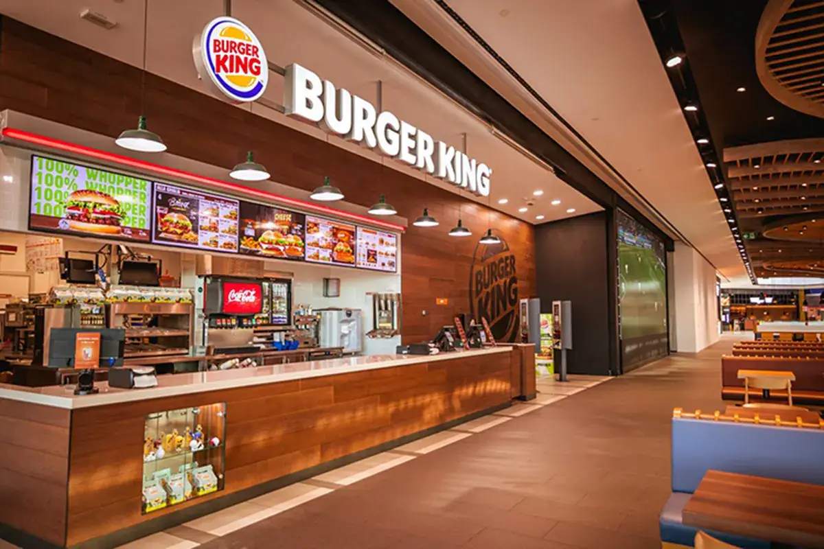 Burger King a Orio Center Burger King vaccina i dipendenti e offre dosi a piccoli ristoratori