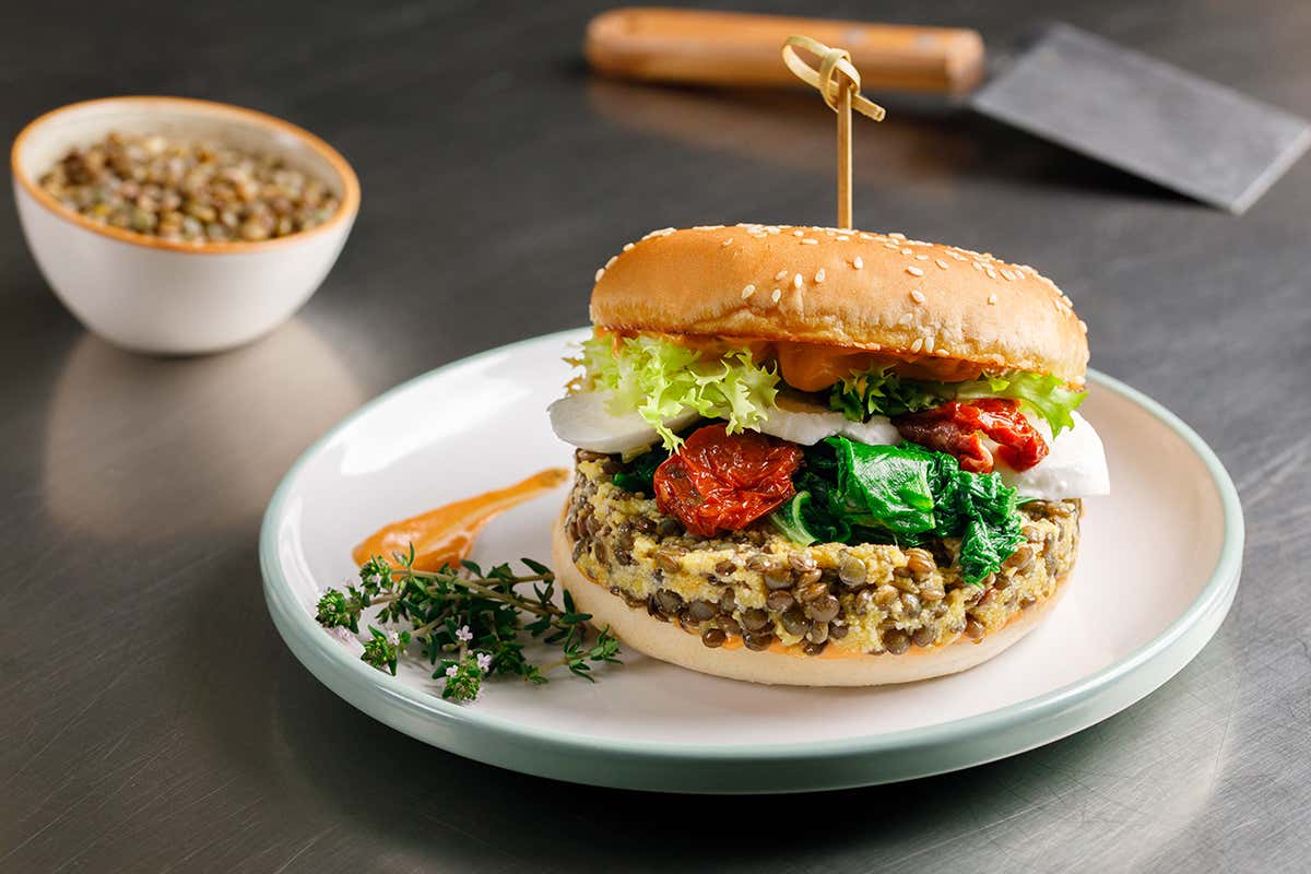 Burger di lenticchie verdi e uova strapazzate, bieta, bufala, crema di pomodori secchi e insalata frisée Cereali e Legumi Minute: versatili, sani e gustosi