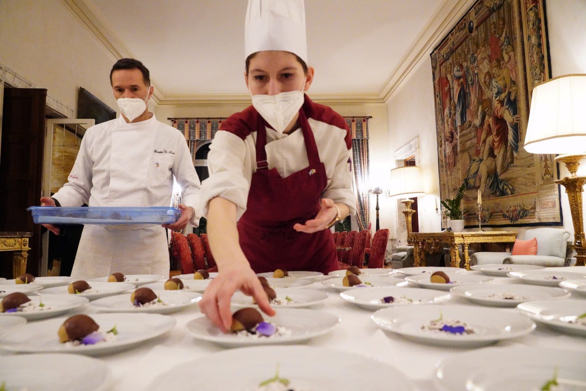 Lo chef Giuseppe Di Iorio al lavoro Cena stellata a Roma in ricordo del poeta Burns