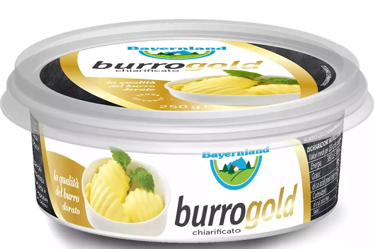 La confezione da 250 grammi di burro Gold chiarificato di Bayerland Natura in primo piano con il burro Bayerland e il latte Mila