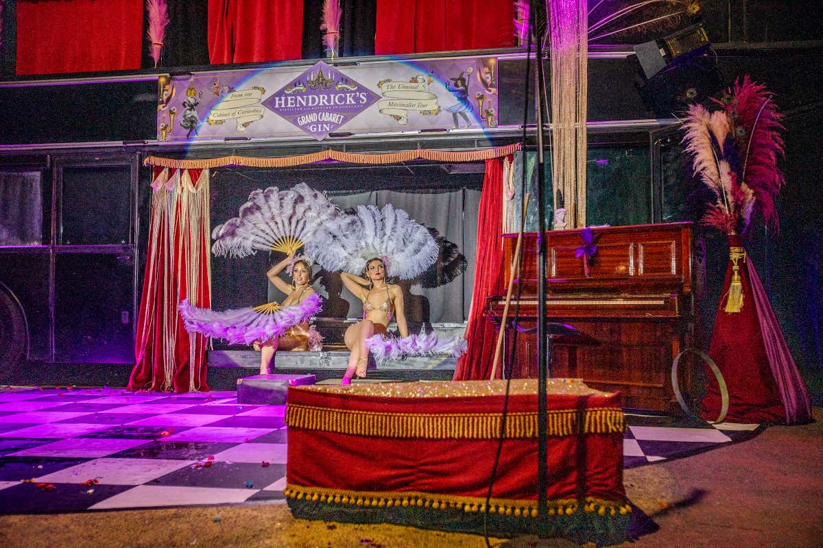 Hendrick's Grand Cabaret e Bus Theatre: uno spettacolo tra sapori e suggestioni