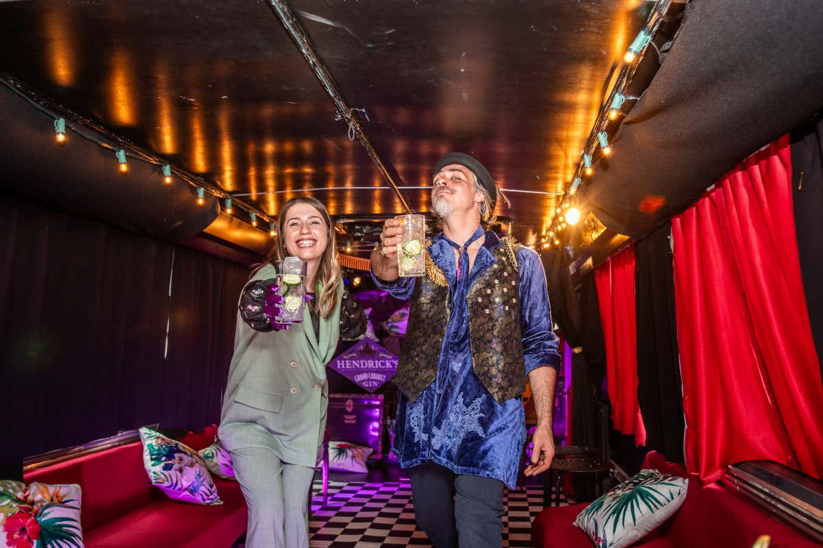 Hendrick's Grand Cabaret e Bus Theatre: uno spettacolo tra sapori e suggestioni