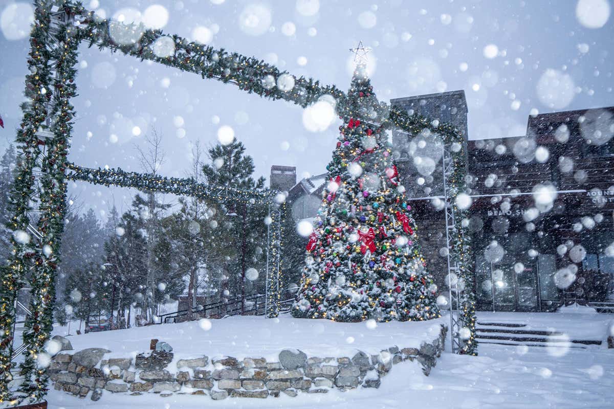 Anche la California si veste per il Natale: a Mammoth Lakes tra neve, luci e spettacoli