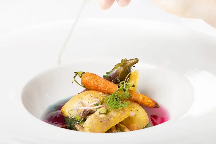 L&rsquo;iconico Camouflage, baby verdure in di verse consistenze, funghi pioppini, chips di platano, gel di mais, estratto freddo di verza rossa Mangiare al Rever di Roma Un sogno a bocca aperta