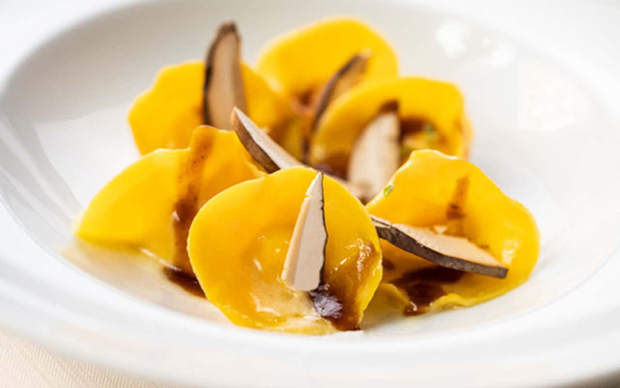 Cappellacci ripieni cacio e pepe con burro salvia e funghi porcini Fettuccine
