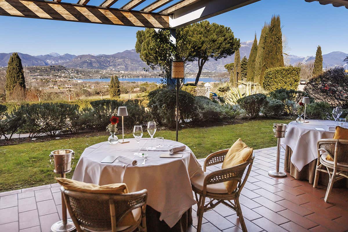 La veranda in estate Ristorante Capriccio a Manerba: mamma e figlia sotto una buona stella… Michelin!