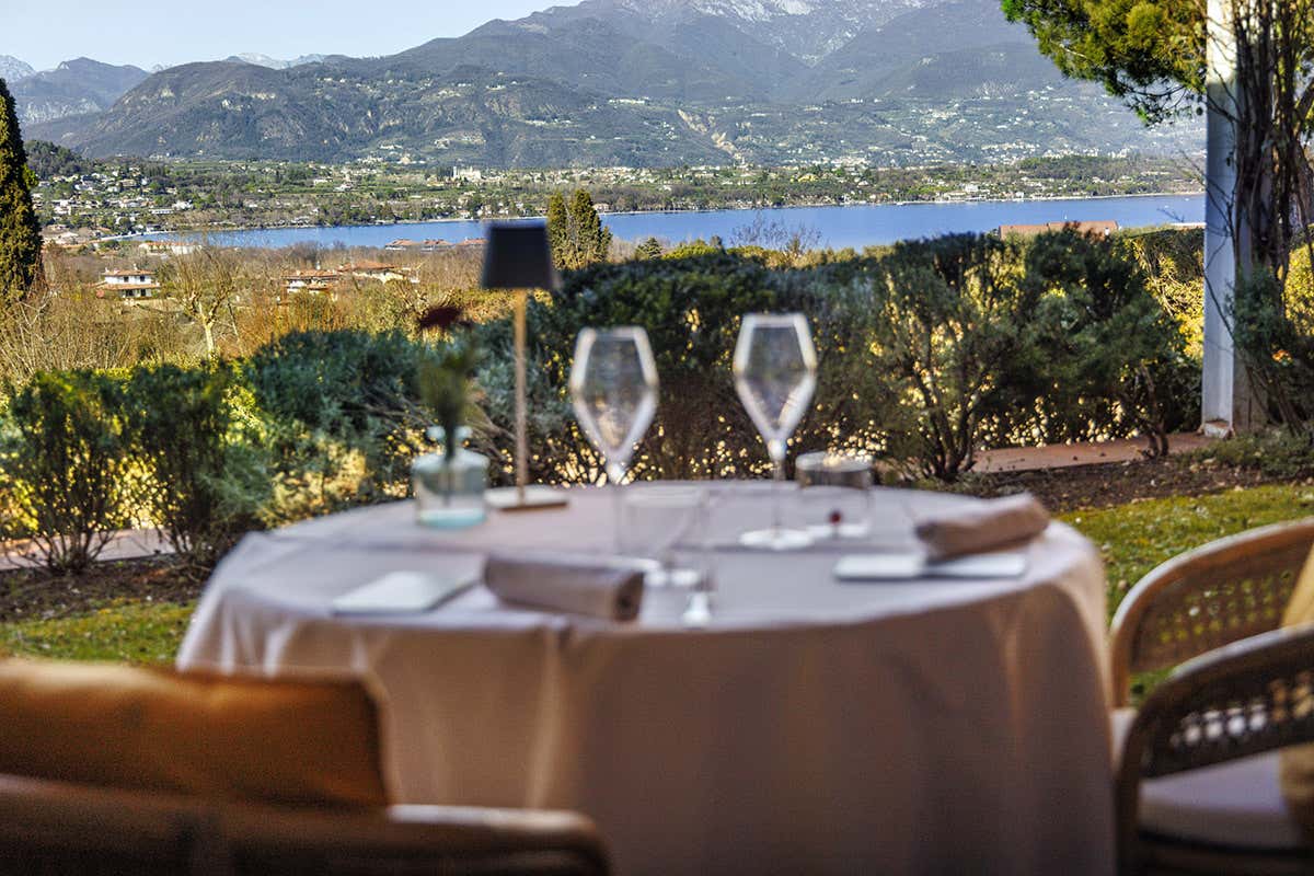 Vista spettacolare Ristorante Capriccio a Manerba: mamma e figlia sotto una buona stella… Michelin!