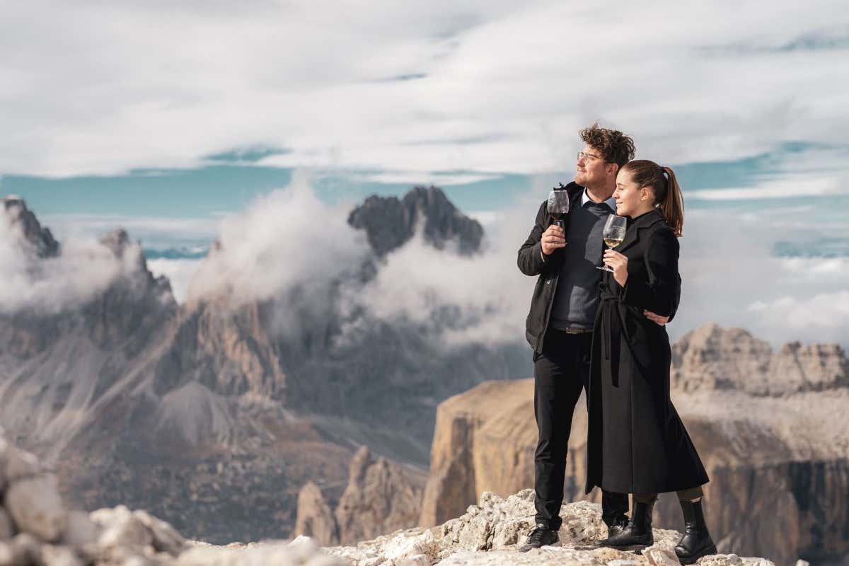 Top Wine 2950, il vino sale in quota: degustazioni a 3.000 metri sul Sass Pordoi Top Wine 2950, il vino sale in quota: degustazioni a 3.000 metri sul Sass Pordoi