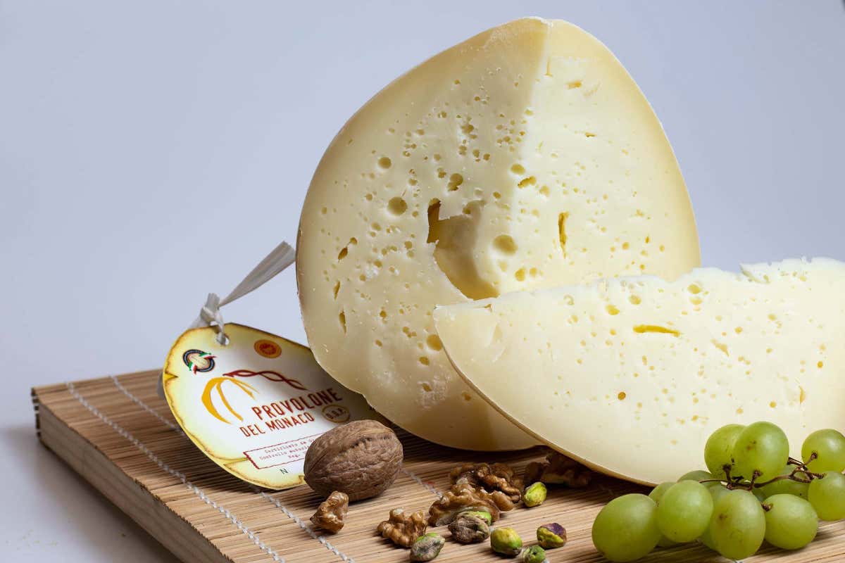 Enoturismo: in Campania un nuovo modello tra cultura, vino e accoglienza Enoturismo: in Campania un nuovo modello tra cultura, vino e accoglienza