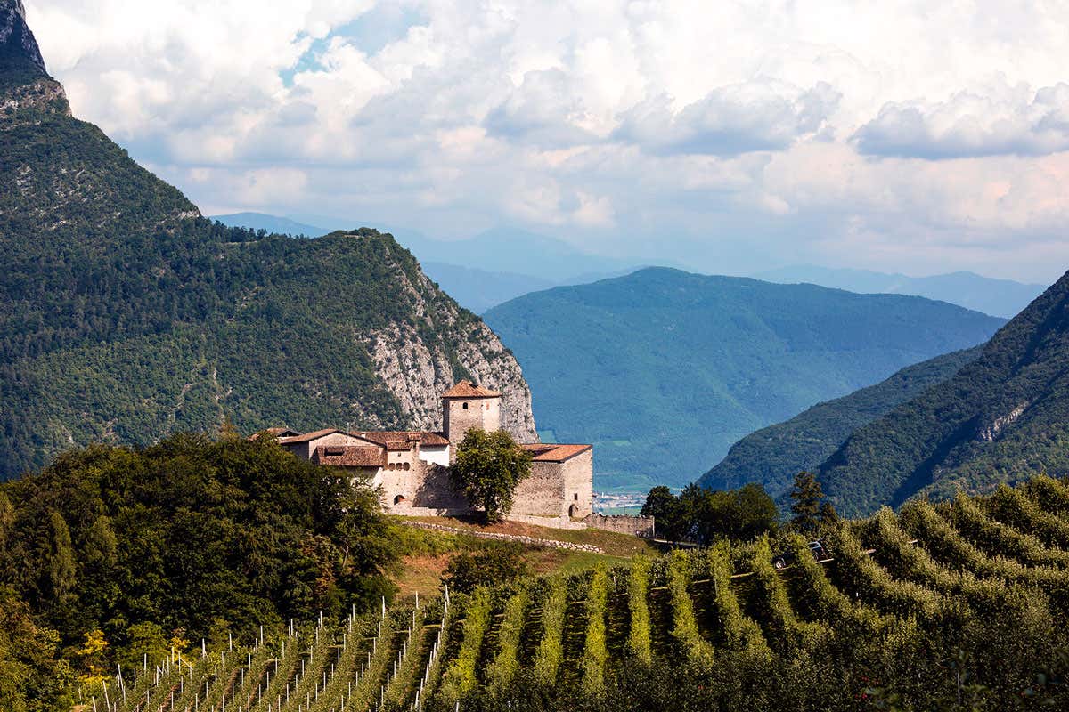 C’è una valle tra rovine ancestrali e silenzi inquieti, in cui la Mela Dop affascinò Sissi C’è una valle tra rovine ancestrali e silenzi inquieti, in cui la Mela Dop affascinò Sissi