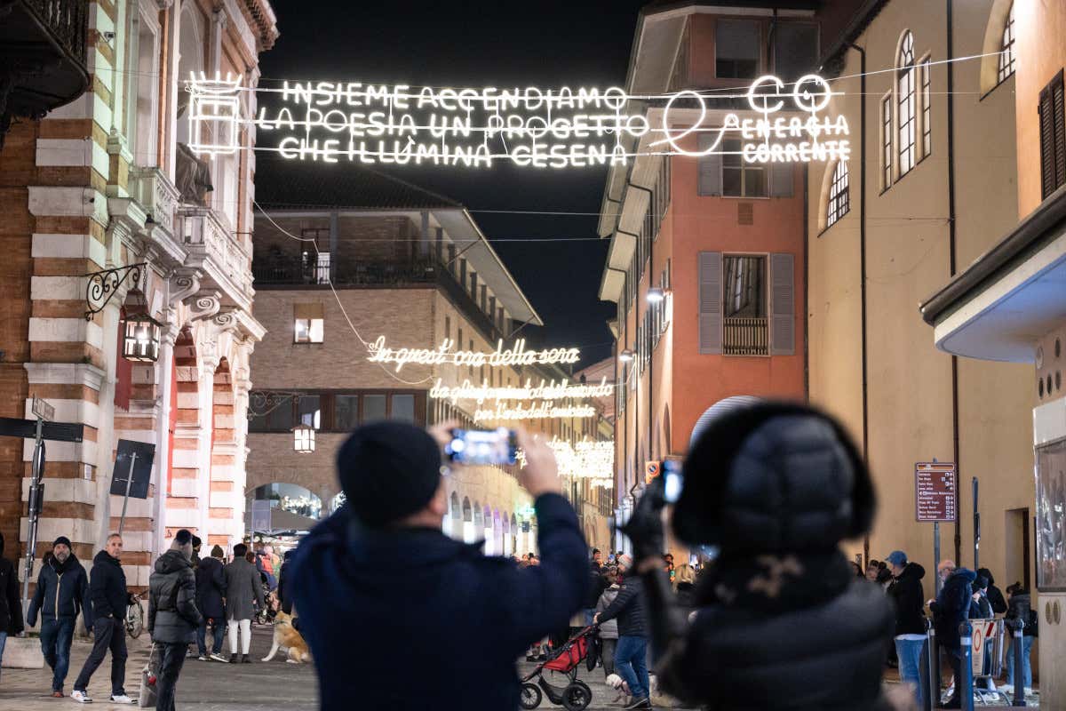Nel centro di Cesena le luci di Natale diventano... una poesia Nel centro di Cesena le luci di Natale diventano... una poesia
