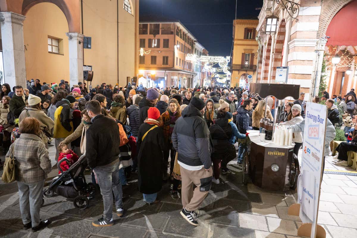 Nel centro di Cesena le luci di Natale diventano... una poesia Nel centro di Cesena le luci di Natale diventano... una poesia