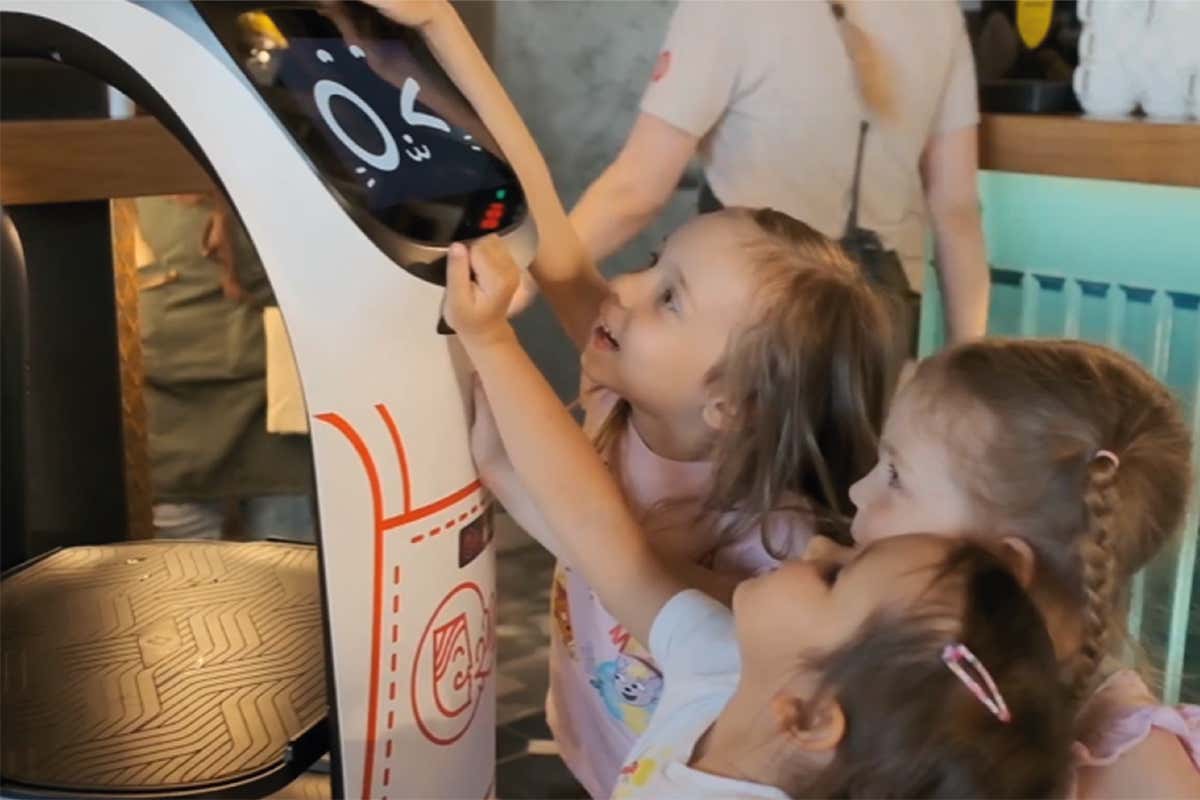 CEI Robot, l’interazione intelligente per i ristoranti