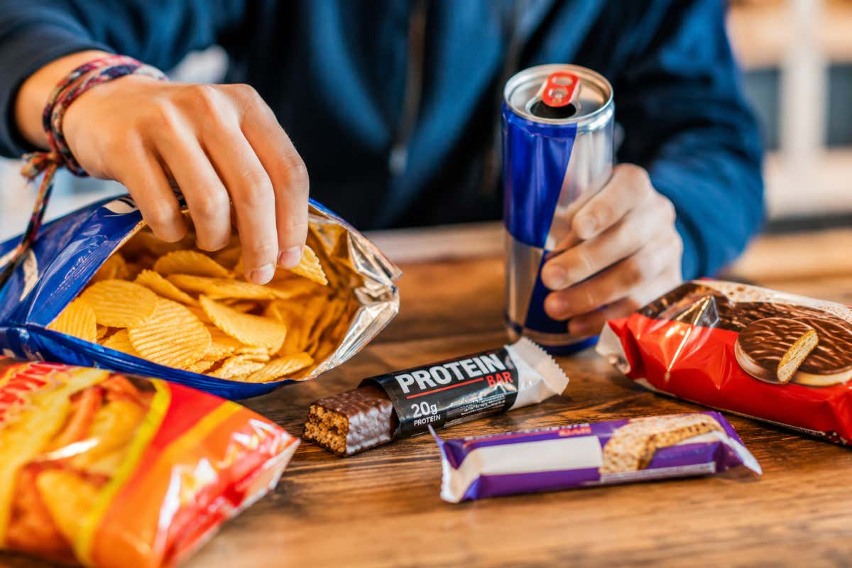 Cibo spazzatura, sei giovani italiani su 10 mangiano snack salati ogni settimana Cibo spazzatura, sei giovani italiani su 10 mangiano snack salati ogni settimana