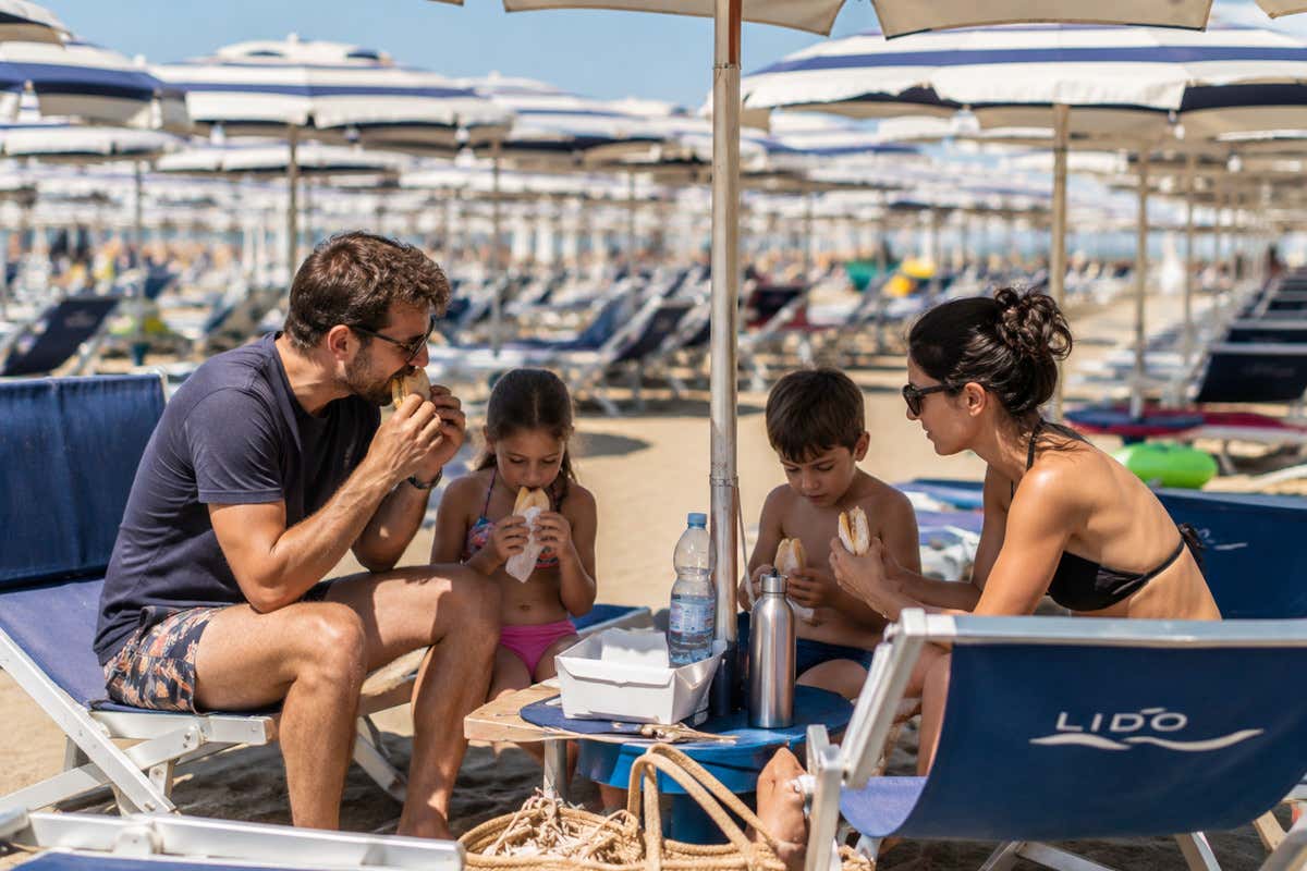 Secondo la legge nessun lido può impedire ai bagnanti di consumare cibo portato da casa