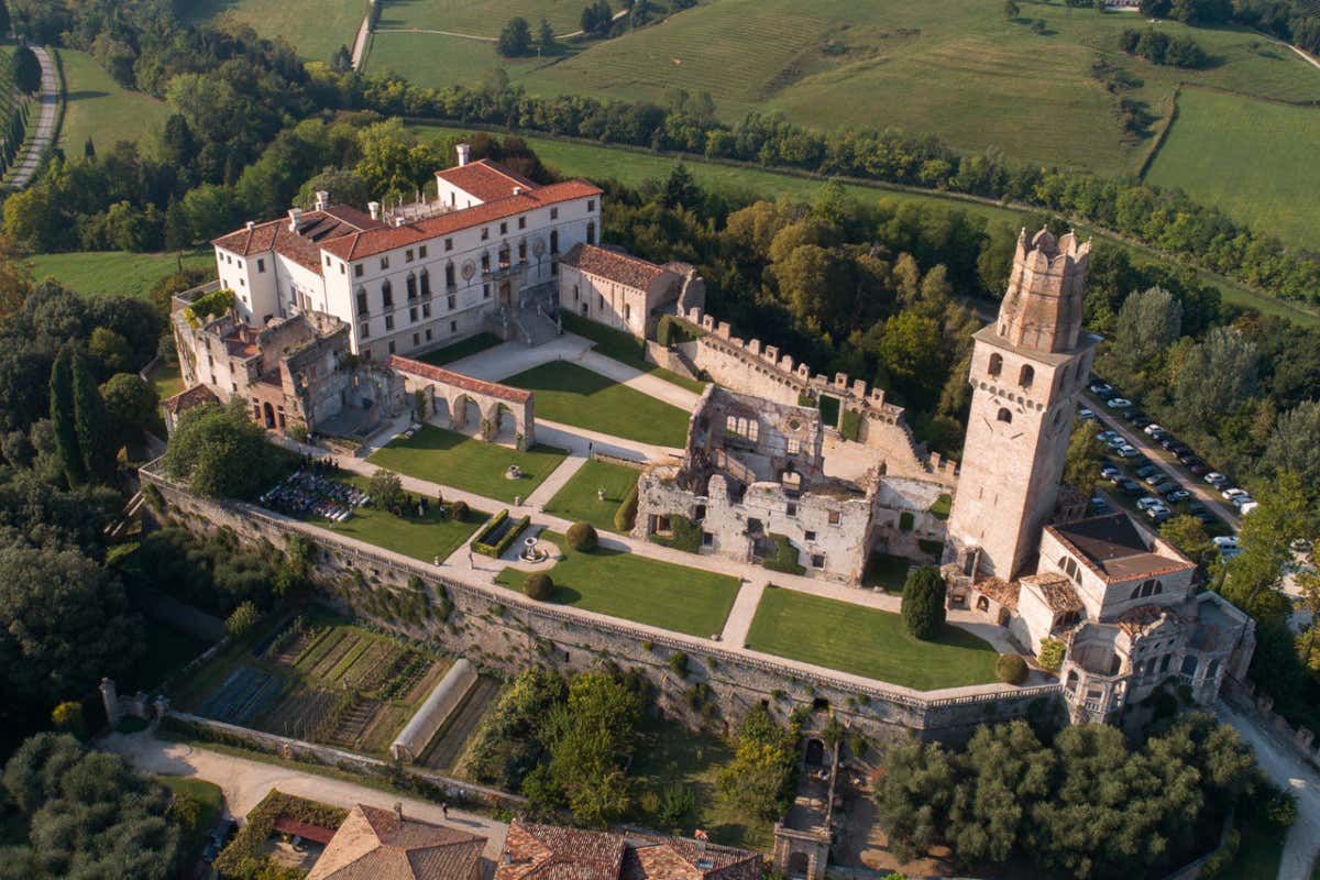 Castello San Salvatore e Cantina Conte Collalto: secoli di storia e vini d'eccellenza Castello San Salvatore e Cantina Conte Collalto: secoli di storia e vini d'eccellenza