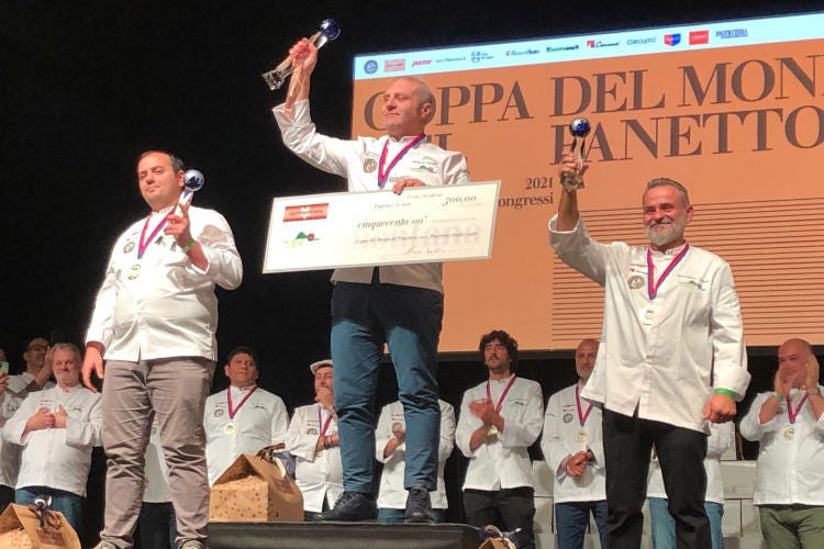 Il podio dei vincitori della coppa del mondo del panettone Il napoletano Salvatore Tortora vince la coppa del mondo per il miglior panettone tradizionale