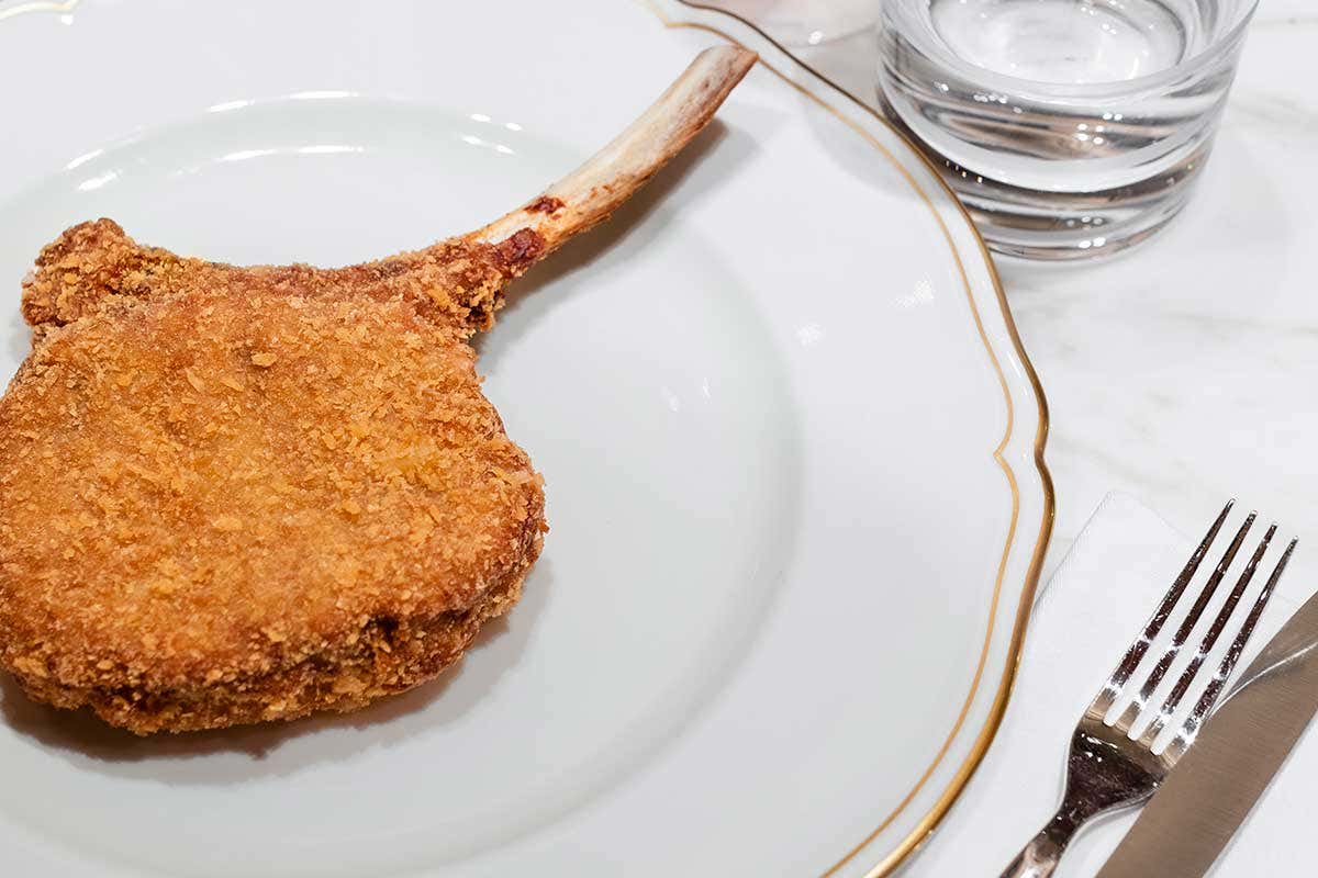 La cotoletta alla milanese Milan-Inter a tavola: le ricette milanesi più famose da cucinare per il derby