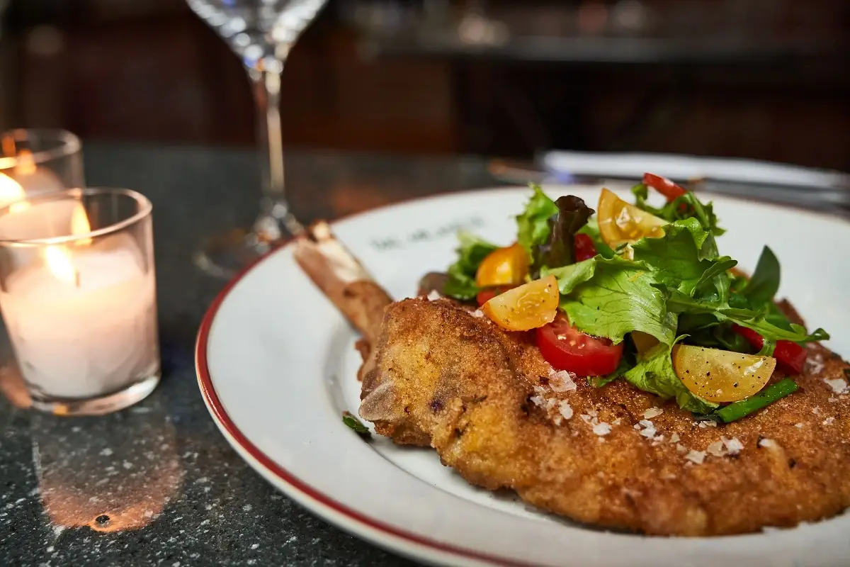 La cotoletta alla milanese A cena Dal Milanese… tra chicche anni 80 e piatti cult