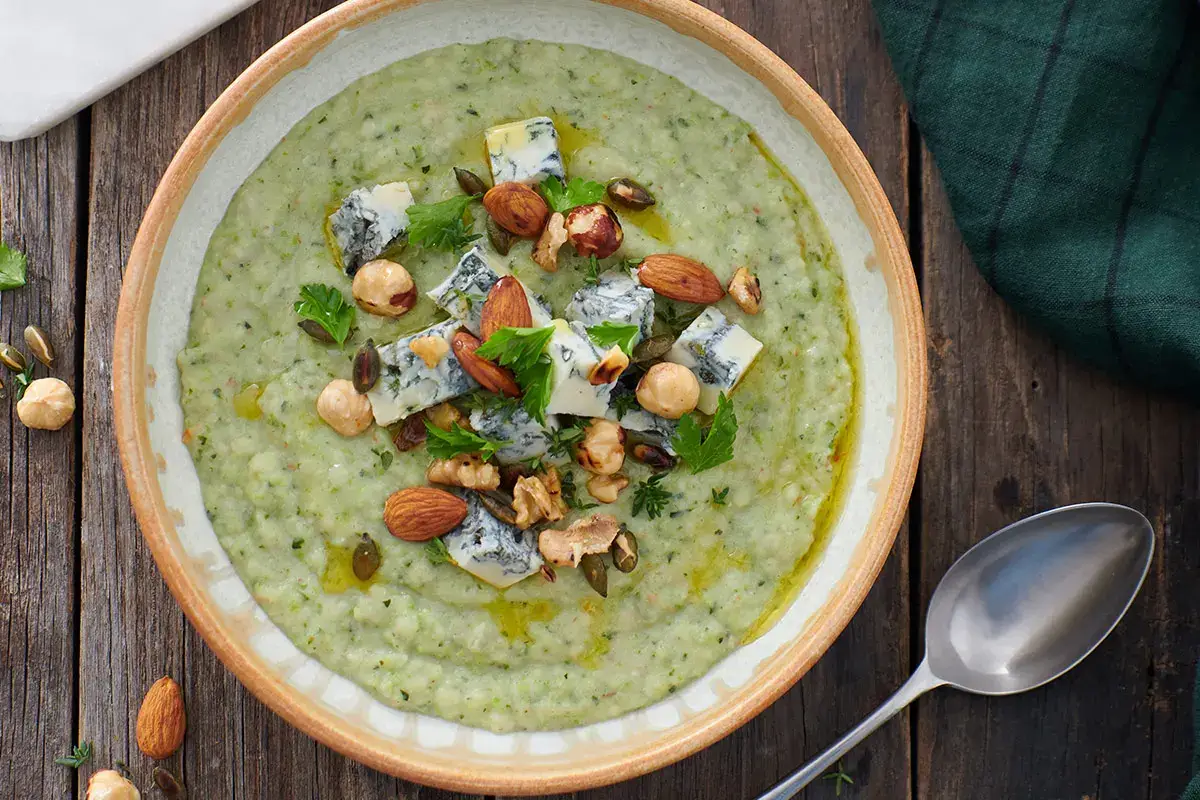 Crema con minestrone, Gorgonzola Dop piccante, frutta secca e semi ed erbette fresche Crema con minestrone, Gorgonzola Dop piccante, frutta secca e semi ed erbette fresche