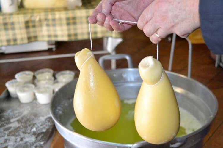 Caciocavallo nella forma classica ovoidale - Caciocavallo di Cimin&agrave; Formaggio dai mitologici sapori