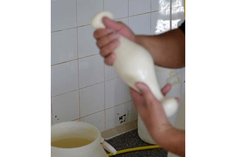 Tipica forma allungata a doppia testa - Caciocavallo di Cimin&agrave; Formaggio dai mitologici sapori