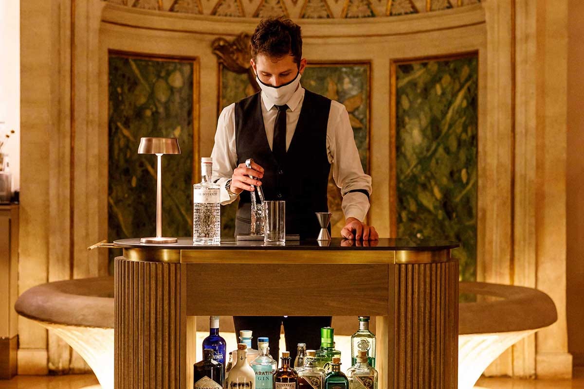 Il gin trolley con cui il bartender raggiunge gli ospiti al tavolo Caffè Doria, nuovo menu a prova di collaborazioni che si apre all'abbinamento con il gin