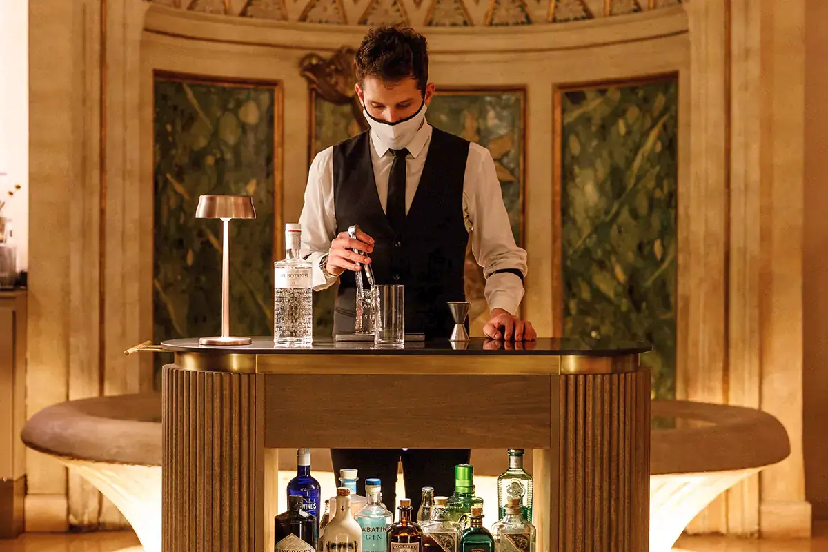 Il gin trolley con cui il bartender raggiunge gli ospiti al tavolo Caff&egrave; Doria, nuovo menu a prova di collaborazioni che si apre all'abbinamento con il gin