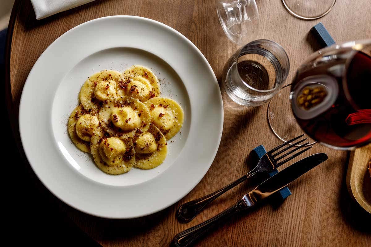 Ravioli alla carbonara (Credits: Andrea Di Lorenzo) Caffè Doria, nuovo menu a prova di collaborazioni che si apre all'abbinamento con il gin