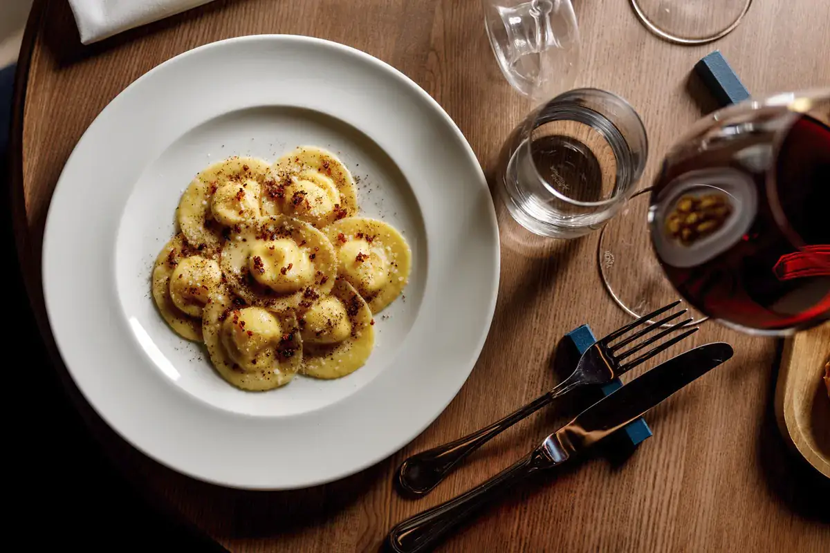 Ravioli alla carbonara (Credits: Andrea Di Lorenzo) Caffè Doria, nuovo menu a prova di collaborazioni che si apre all'abbinamento con il gin