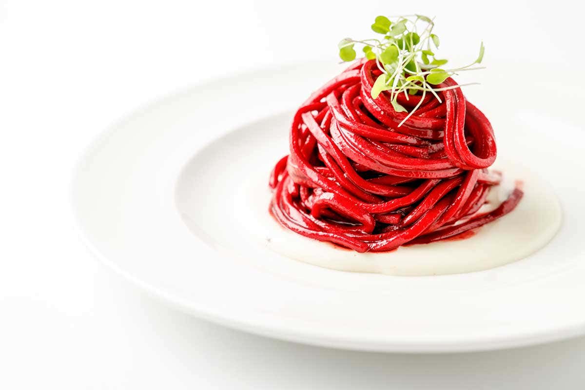 Tonnarelli alla barbabietola (Credits: Andrea Di Lorenzo) Caffè Doria, nuovo menu a prova di collaborazioni che si apre all'abbinamento con il gin