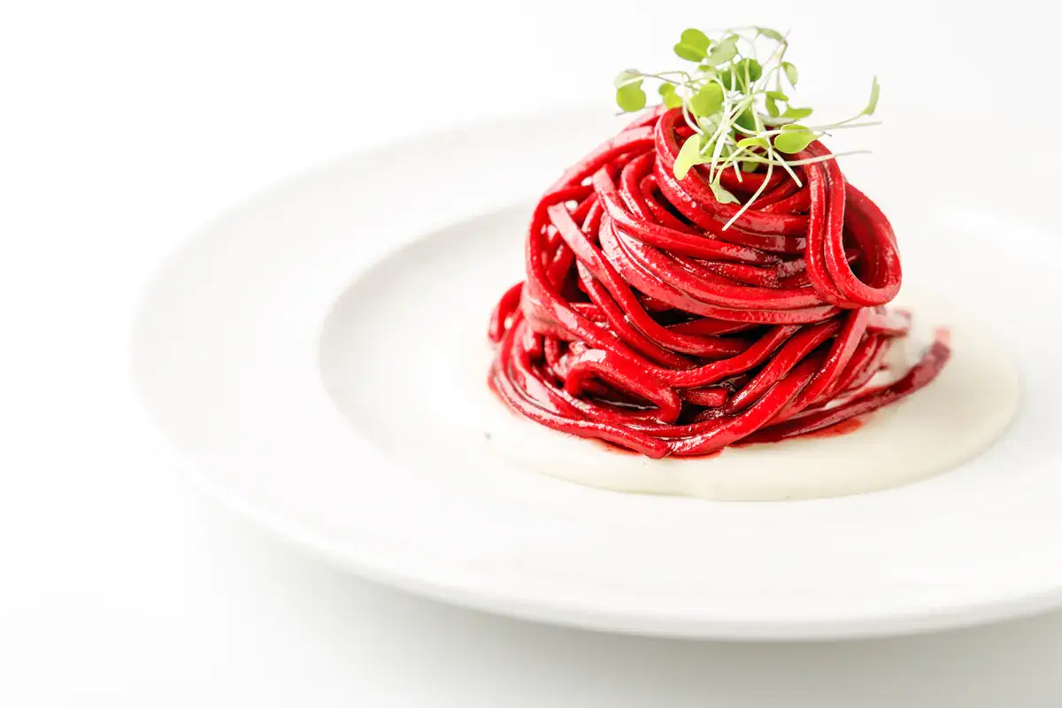 Tonnarelli alla barbabietola (Credits: Andrea Di Lorenzo) Caffè Doria, nuovo menu a prova di collaborazioni che si apre all'abbinamento con il gin