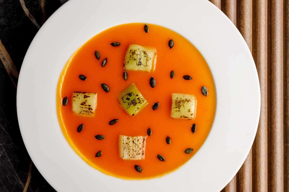 Vellutata di zucca con porri bruciati (Credits: Andrea Di Lorenzo) Caffè Doria, nuovo menu a prova di collaborazioni che si apre all'abbinamento con il gin