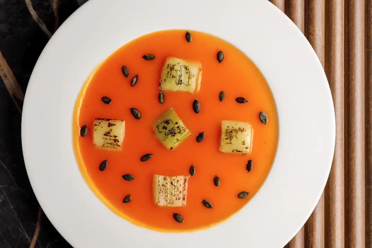 Vellutata di zucca con porri bruciati (Credits: Andrea Di Lorenzo) Caffè Doria, nuovo menu a prova di collaborazioni che si apre all'abbinamento con il gin