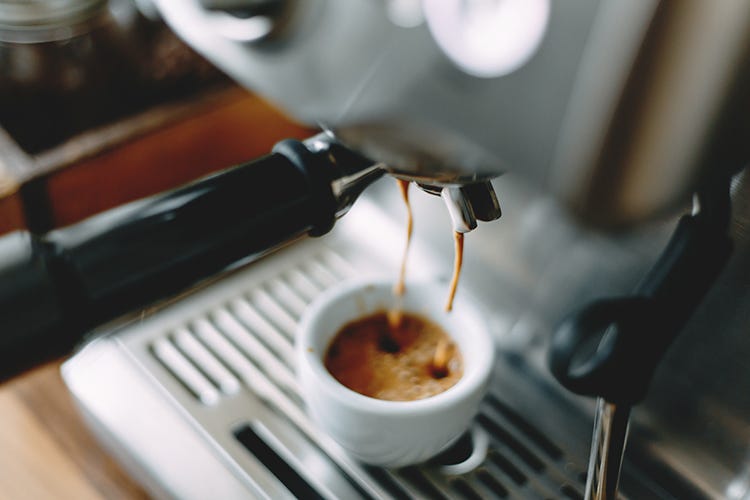 Dietro al mondo dell’espresso si sviluppa un indotto lavorativo ed economico di proporzioni enormi - Caffè, la prima diretta social Tra prodotti, lavorazione e qualità