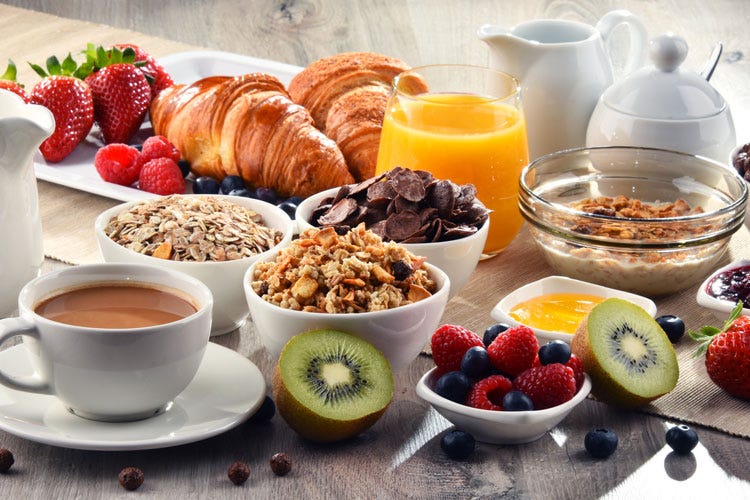 Un esempio di ricca colazione (Caffè, tè, vino, frutta Falsi miti da sfatare)