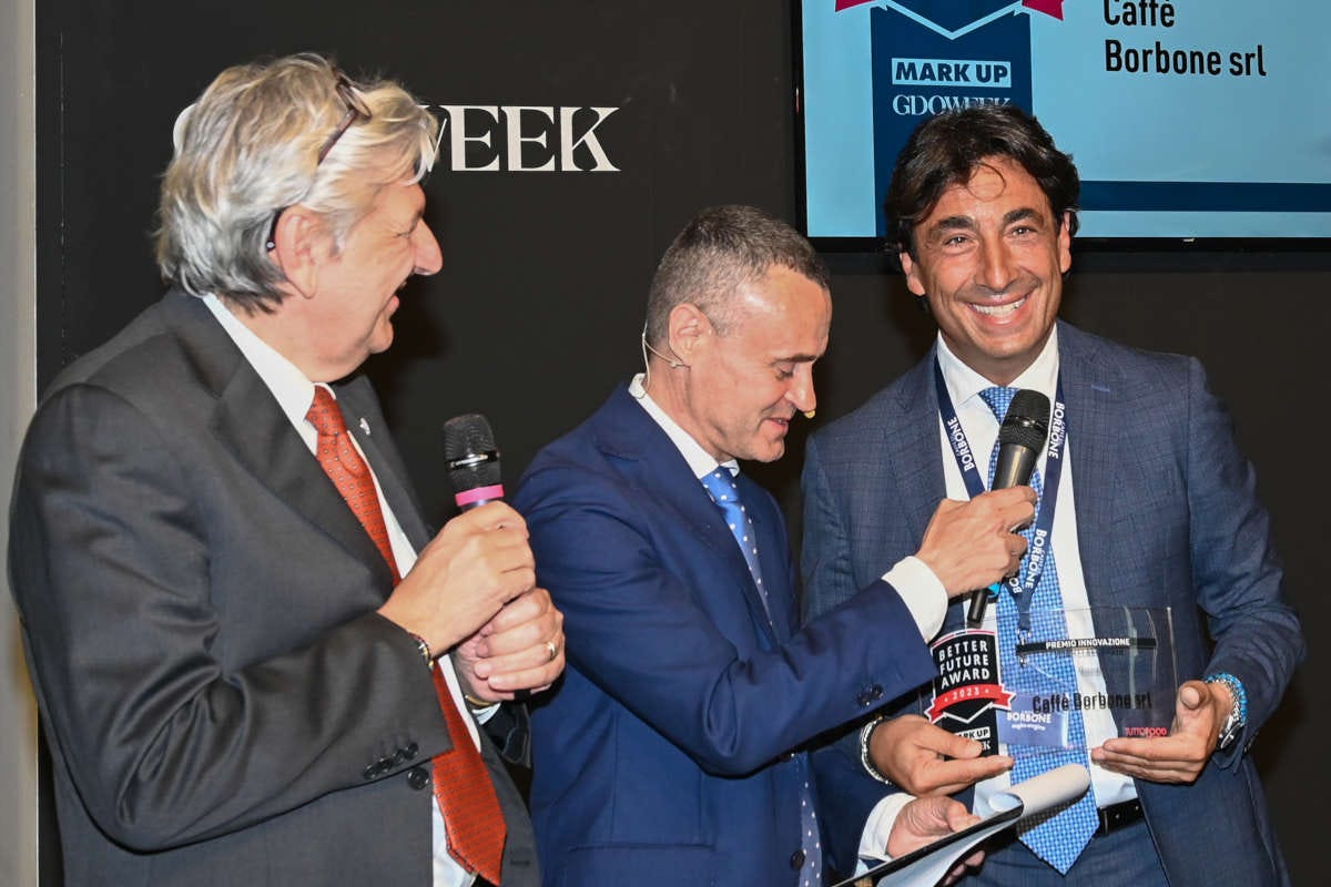 Francesco Garufi (destra) ritira il Better Future Award Better Future Award Caffè Borbone azienda più sostenibile a Tuttofood