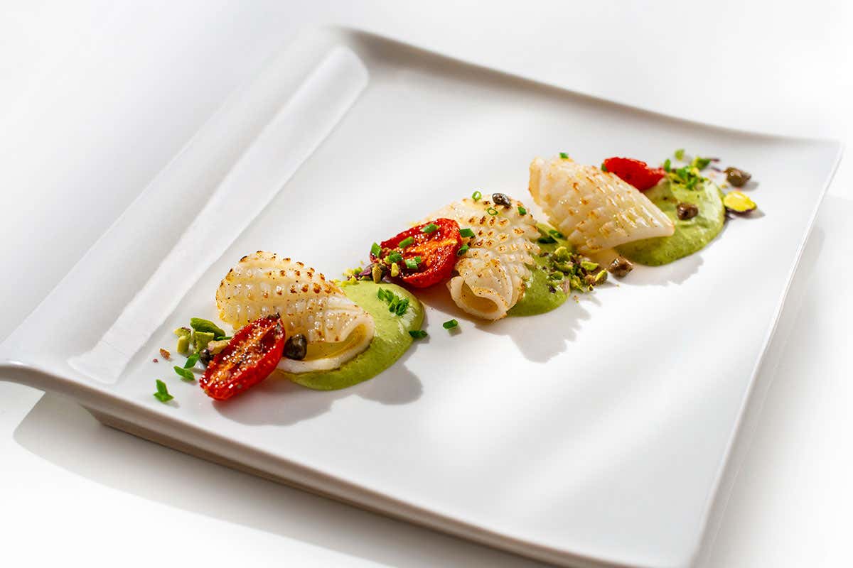 Riccioli di calamaro in crema di pistacchi e panna Riccioli di calamaro in crema di pistacchi e panna