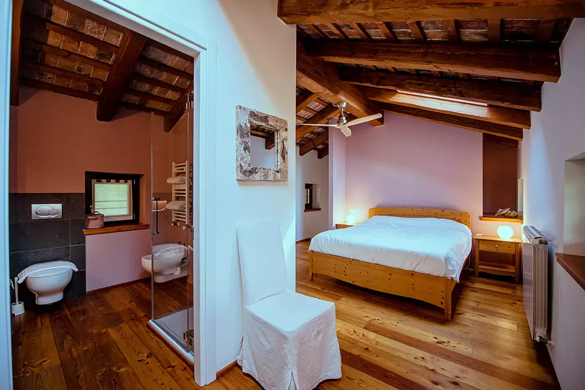 L'elegante semplicit&agrave; di una delle cinque camere Ronchi R&ograve;, l'agriturismo che fa rete per il territorio