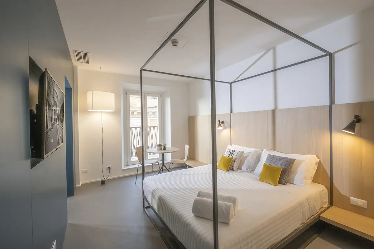Una delle 57 camere Ecco Camplus Roma Centro: l&rsquo;hotel dei giovani per i giovani