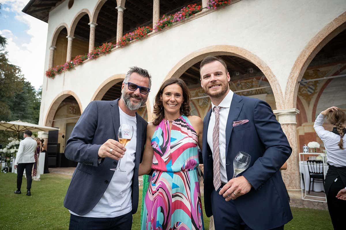 Camilla Lunelli con Carlo Vanzini e Giuliano Razzoli I 120 anni di Ferrari Spumanti, bollicine che hanno fatto la storia