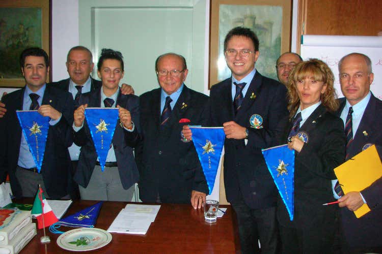Camillo Bosco mentre consegna le Bandierine ai nuovi Barman Aibes nel 2004 - Camillo Bosco ci ha lasciati L'ultimo dei grandi presidenti Aibes