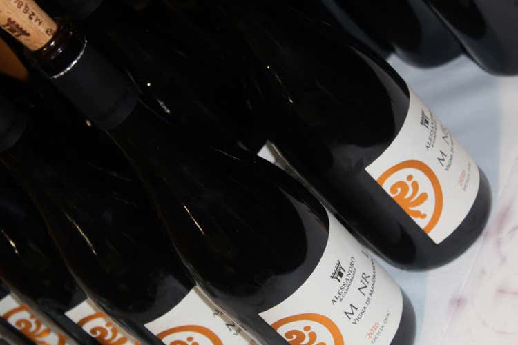 Le etichette della cantina siciliana (Di Camporeale e il Cru Syrah Novit&agrave; nel segno della tradizione)