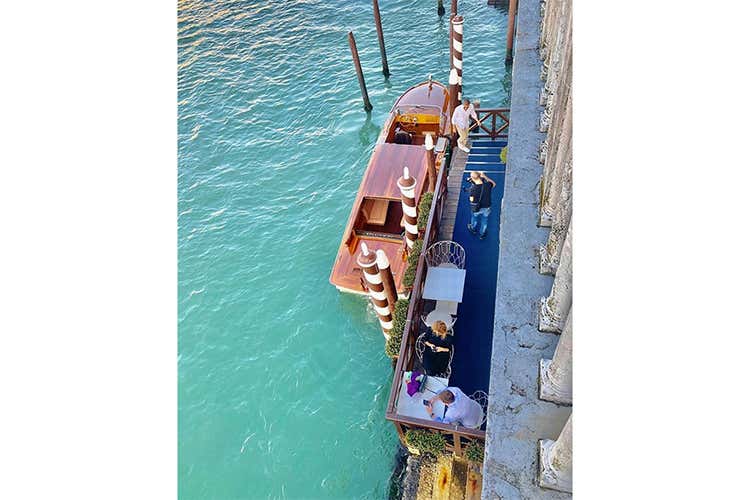 Nel pacchetto anche un giro in taxi lungo i canali con canap&egrave; e champagne (Canap&egrave; e champagne per i canali Il San Valentino Sina a Venezia)