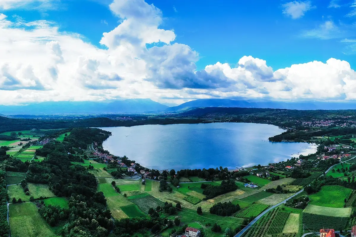 Canavese, Lago di Viverone. Foto DMFLY Service Da Ivrea al Canavese: un viaggio inaspettato