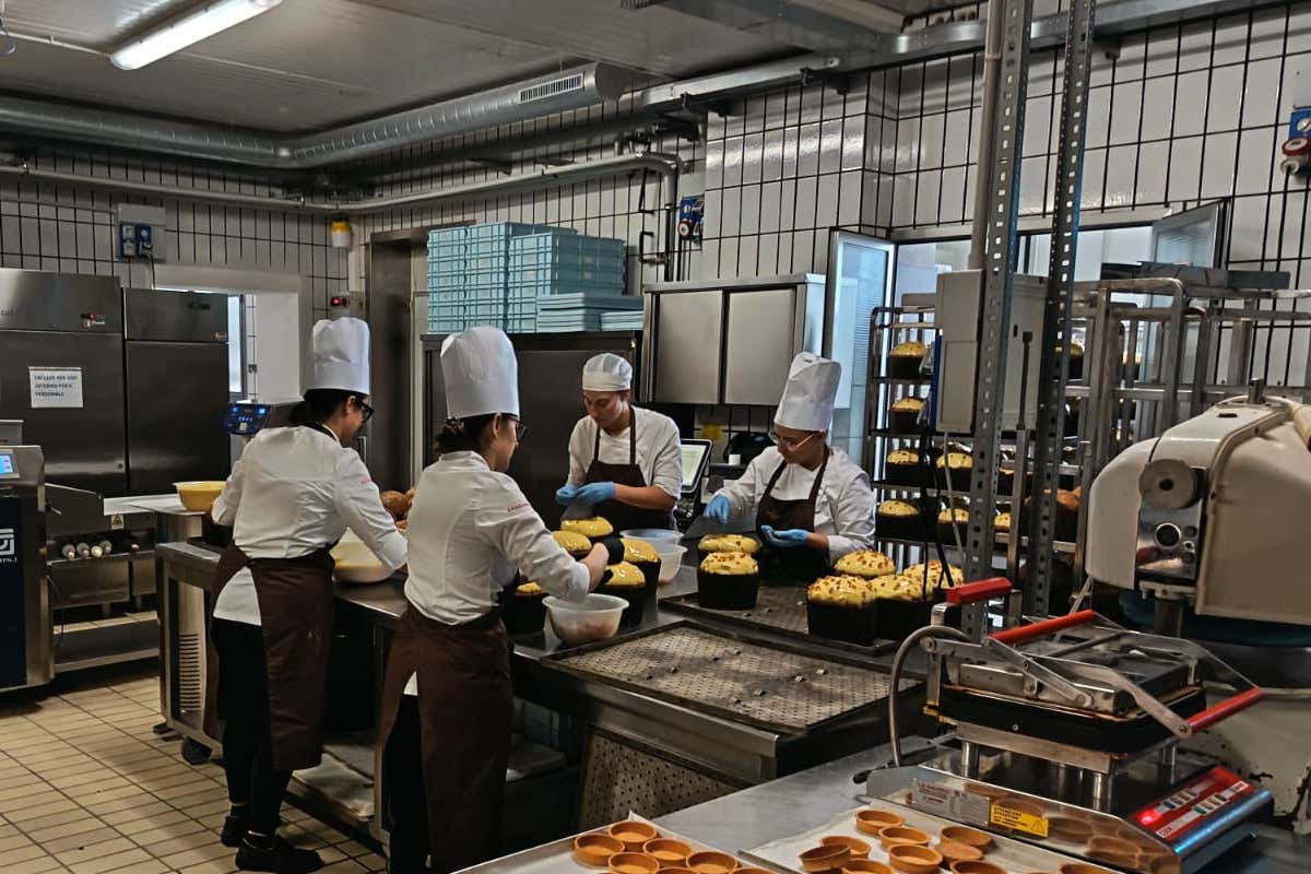 Non chiamatela pasticceria: il laboratorio di Cannavacciuolo è una macchina da guerra (dolce)