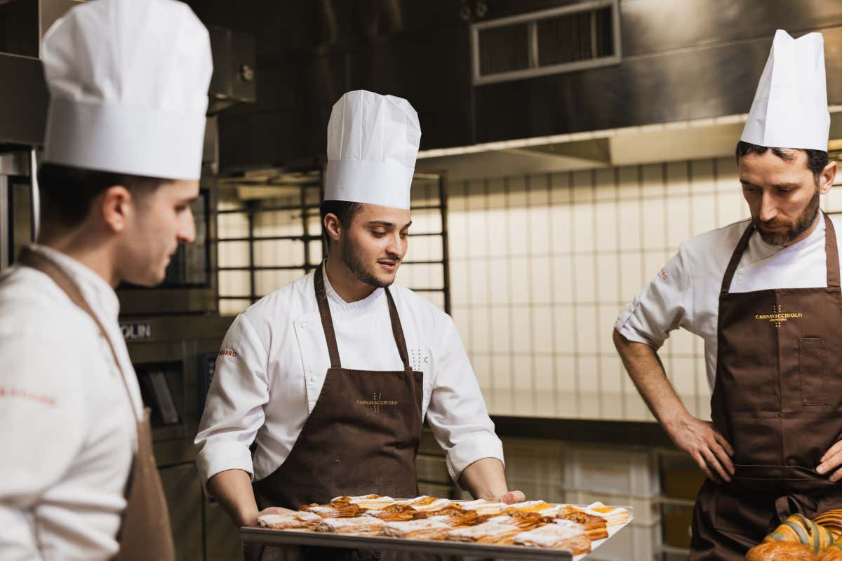 Non chiamatela pasticceria: il laboratorio di Cannavacciuolo è una macchina da guerra (dolce)