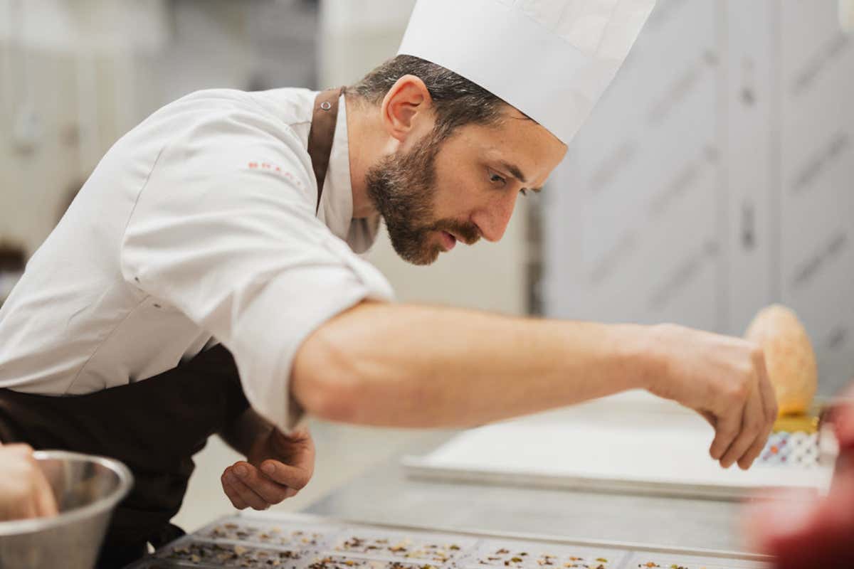 Non chiamatela pasticceria: il laboratorio di Cannavacciuolo è una macchina da guerra (dolce)