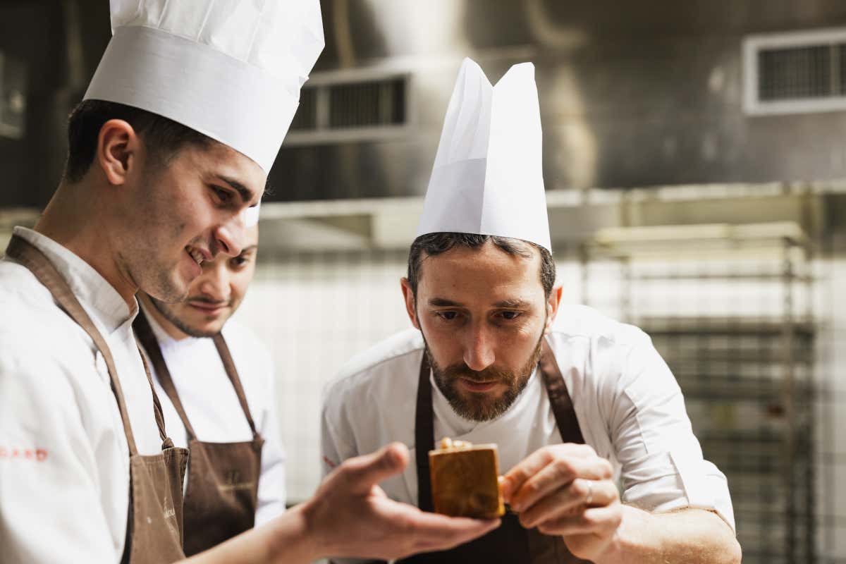 Non chiamatela pasticceria: il laboratorio di Cannavacciuolo è una macchina da guerra (dolce)
